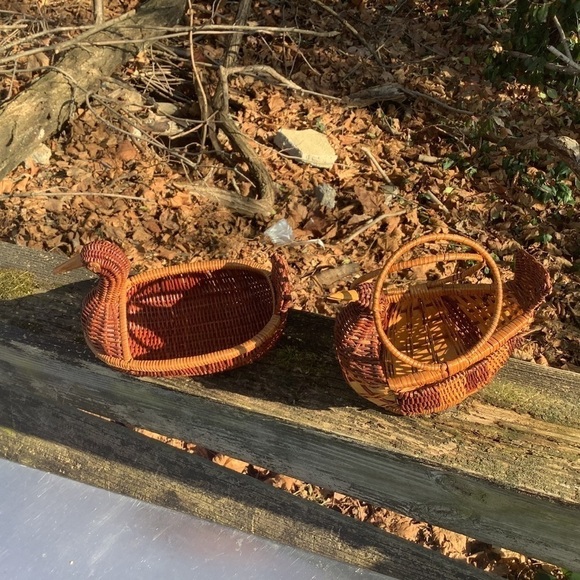 Two Vintage Chicken Baskets Wicker Home Decor - Picture 2 of 4